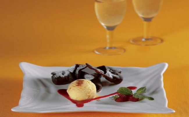 Tortelli relleno de queso, chocolate blanco con frambuesas